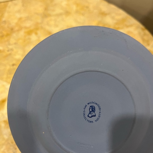 SET OF 3 Wedgwood Blue ceramic small plates - Picture 5 of 6
